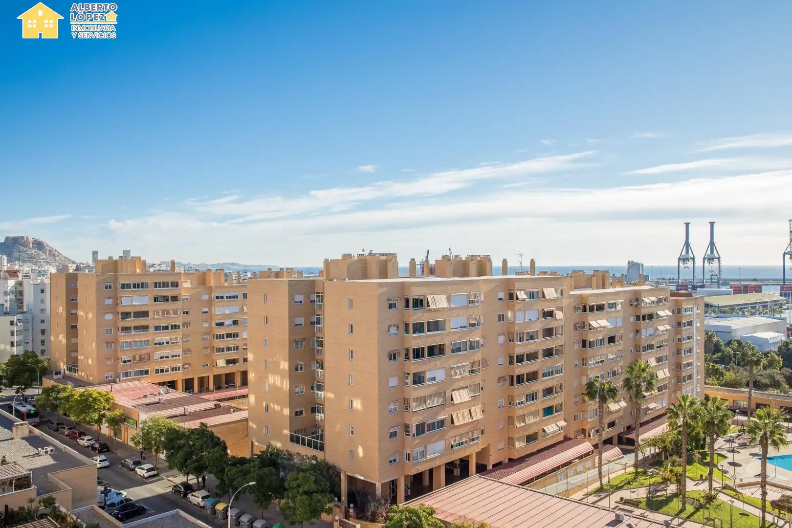 Vista exterior de Apartamento en venta en Alicante / Alacant con Aire acondicionado, Calefacción y Piscina comunitaria