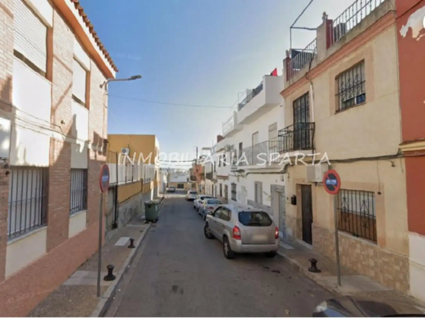 Vista exterior de Casa adosada en venda en San Juan de Aznalfarache amb Terrassa i Balcó