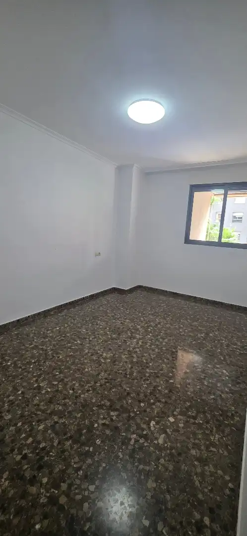 Wohnung zur Miete in Mislata mit Klimaanlage, Abstellraum und Ofen
