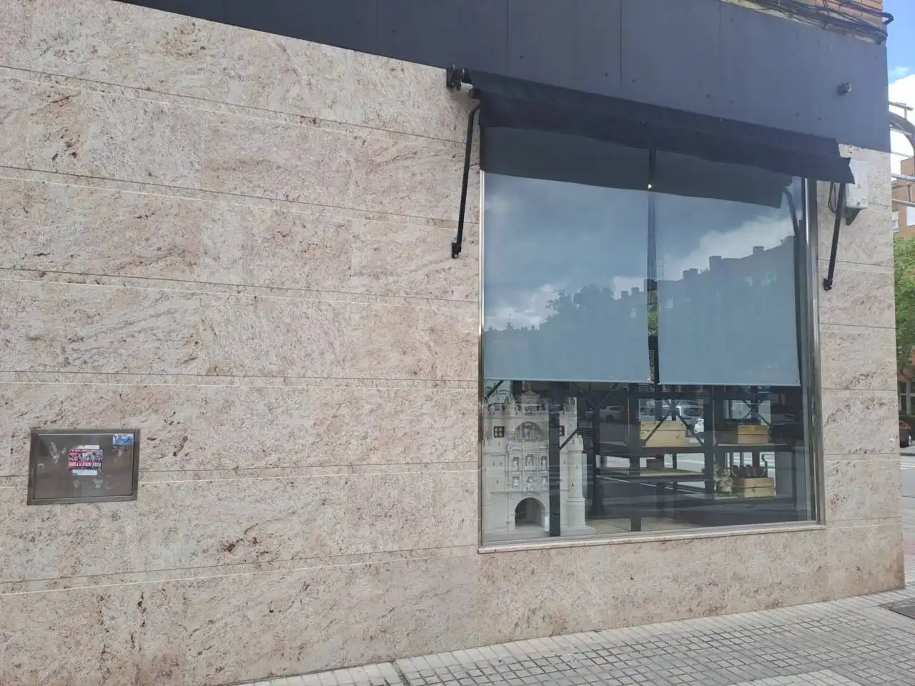 Vista exterior de Local en venda en Burgos amb Aire condicionat