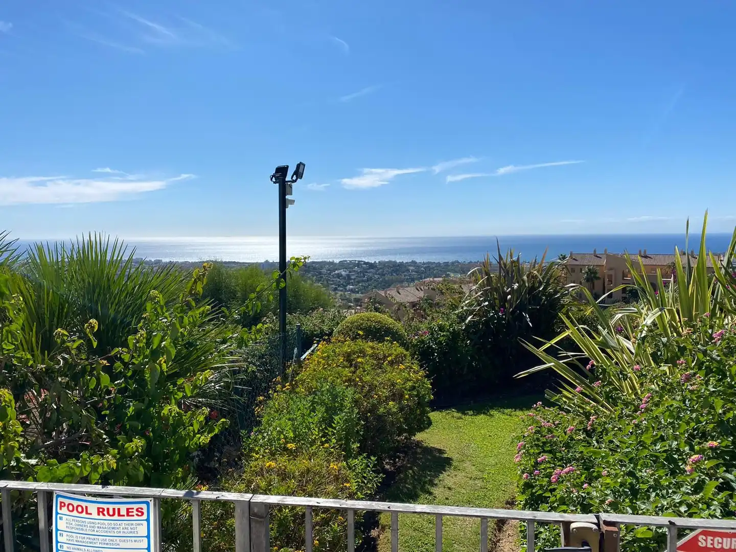 Vista exterior de Casa adosada de alquiler con opción a compra en Benahavís con Aire acondicionado, Terraza y Trastero