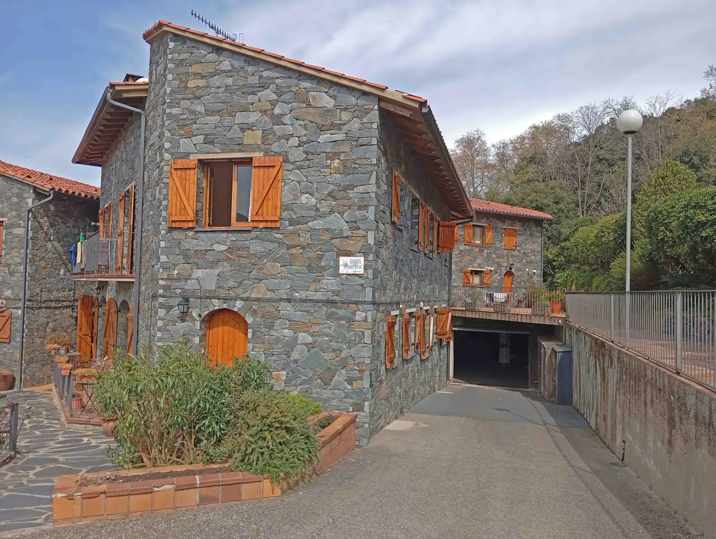 Außenansicht von Einfamilien-Reihenhaus zum Verkauf in Montseny mit Heizung, Parkett und Terrasse