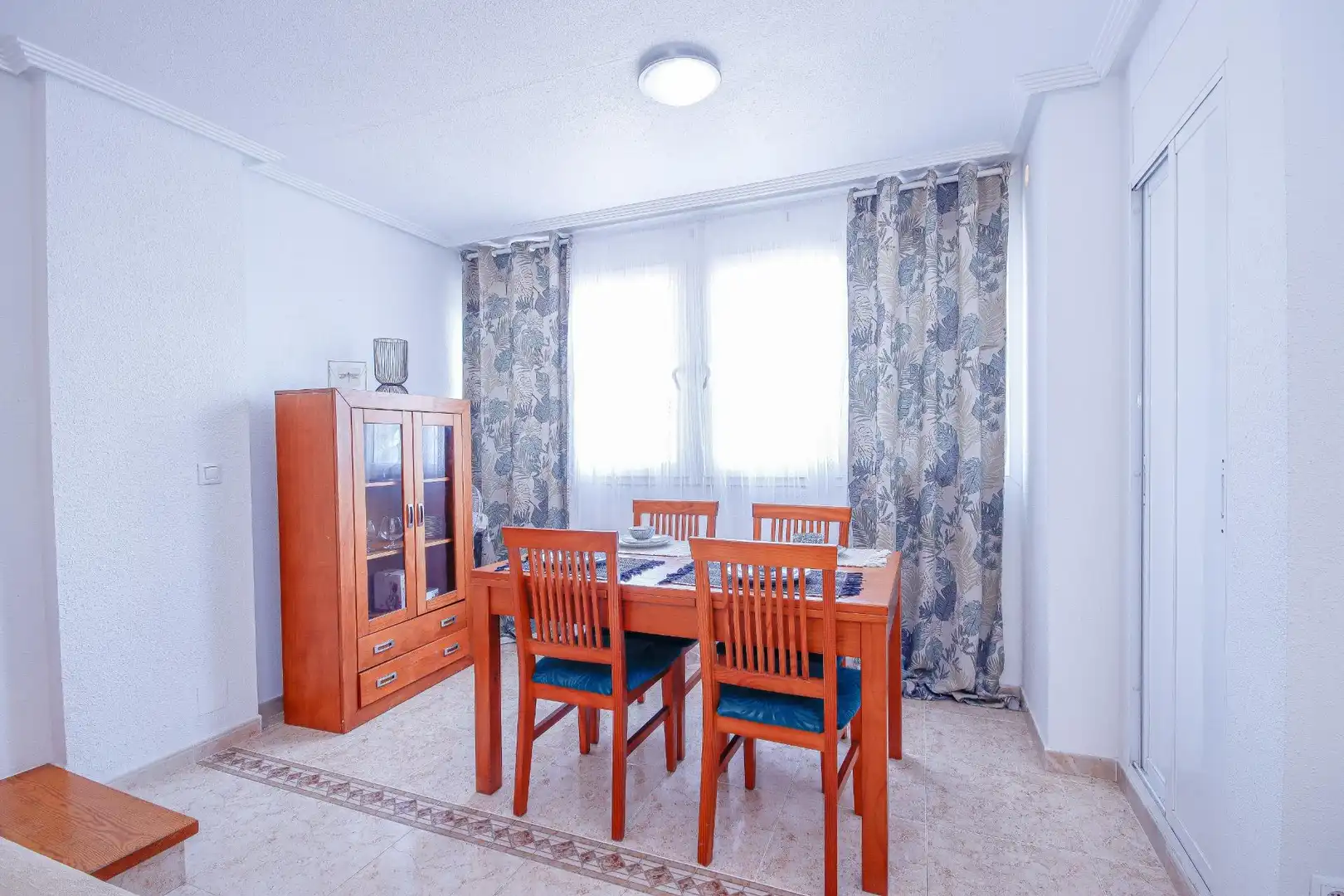 Menjador de Apartament de lloguer en Torrevieja amb Aire condicionat, Jardí privat i Terrassa