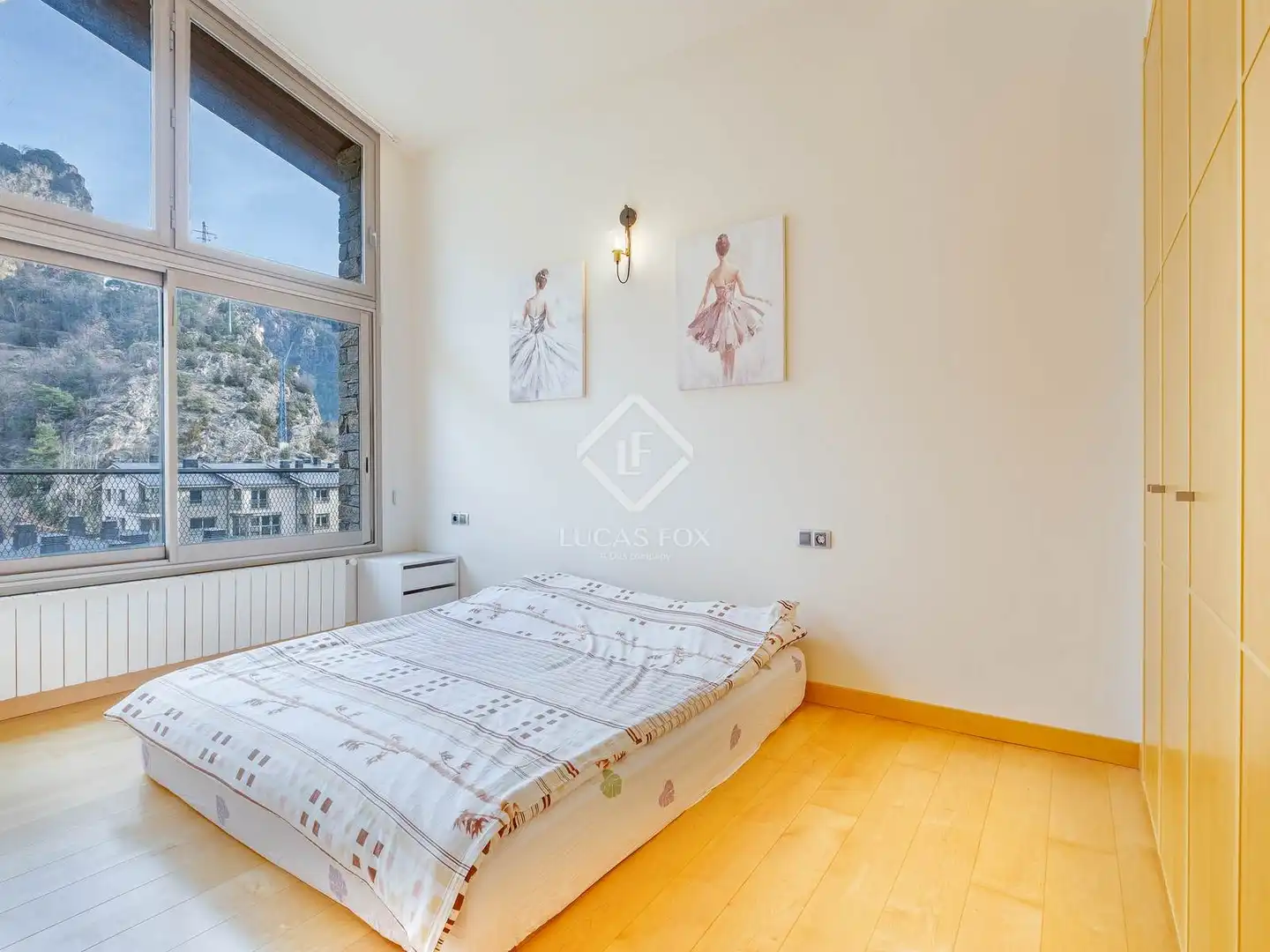 Schlafzimmer von Dachboden zum Verkauf in Escaldes – Engordany mit Klimaanlage, Heizung und Privatgarten