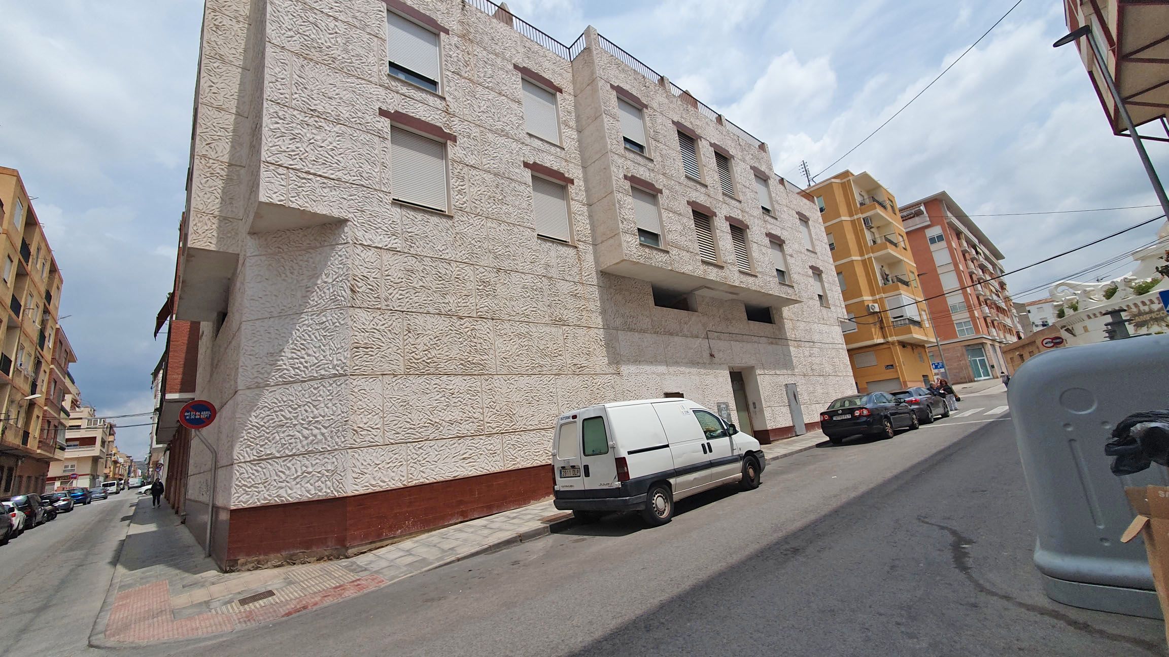 Vista exterior de Edifici en venda en Elda