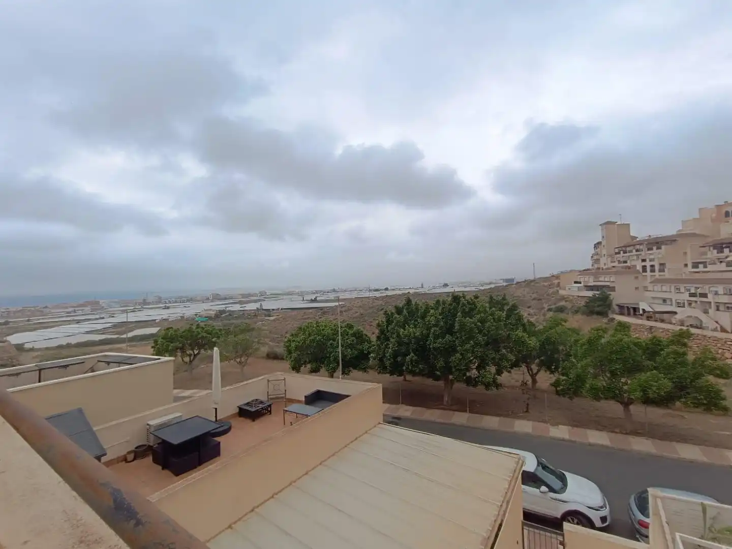 Außenansicht von Maisonette zur Miete in Roquetas de Mar mit Privatgarten, Terrasse und Abstellraum