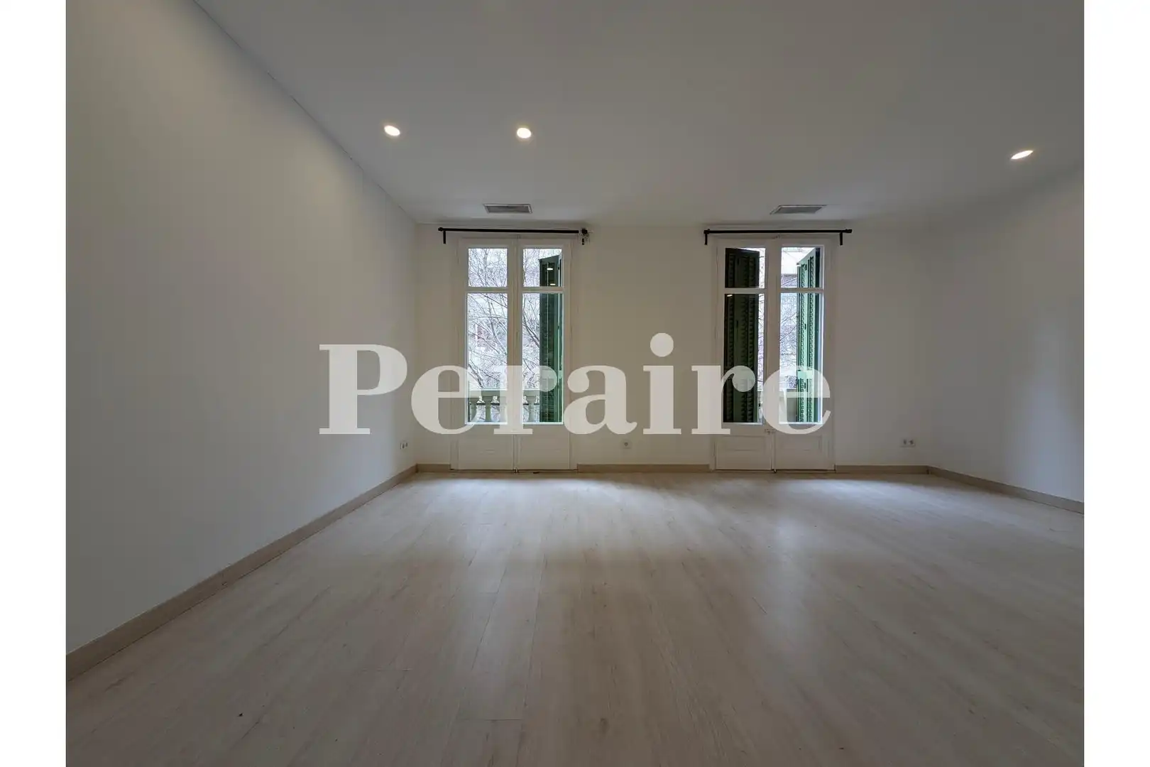 Flat with terrace to rent in Calle Rocafort 80