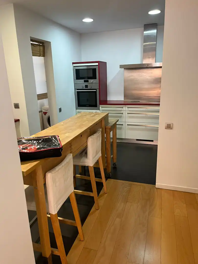 Cocina de Piso en venta en Barcelona con Horno, Lavadora y Microondas
