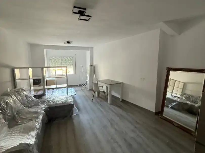 Sala d'estar de Pis de lloguer en Coín amb Aire condicionat i Moblat