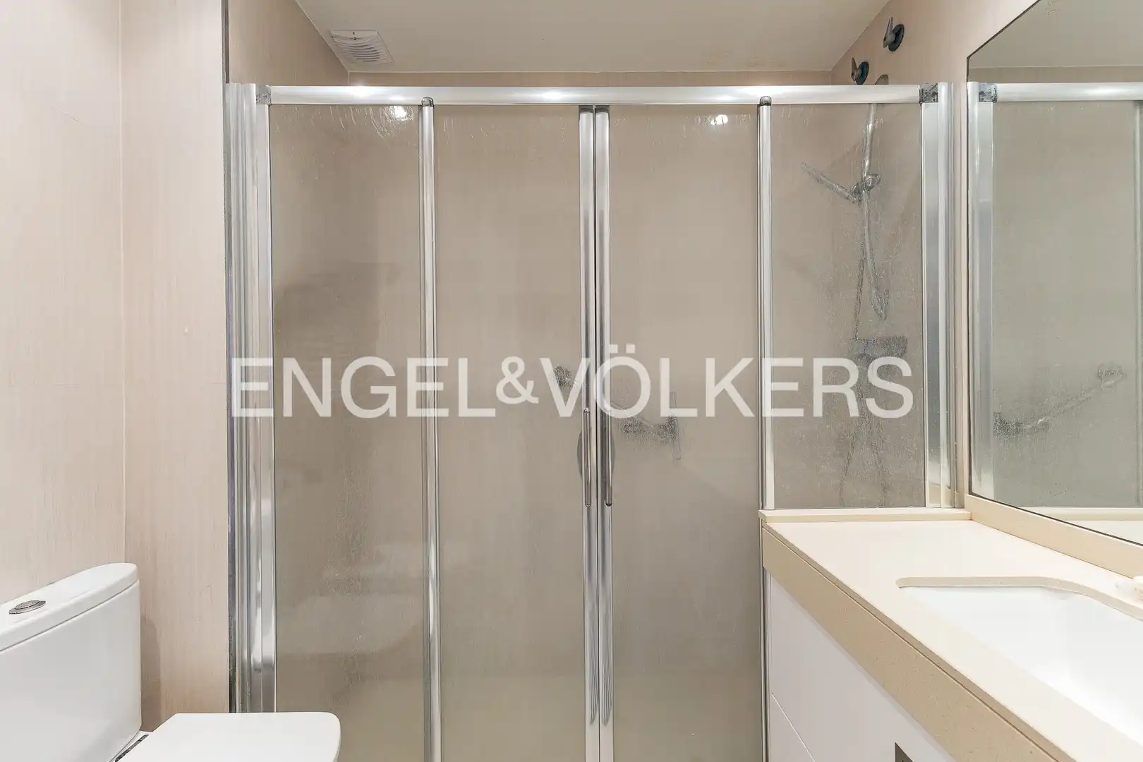 Baño de Piso de alquiler en Cubelles con Aire acondicionado, Calefacción y Terraza