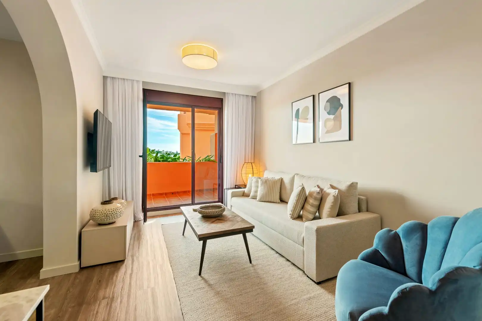 Sala de estar de Apartamento en venta en Estepona con Terraza, Piscina y Piscina comunitaria