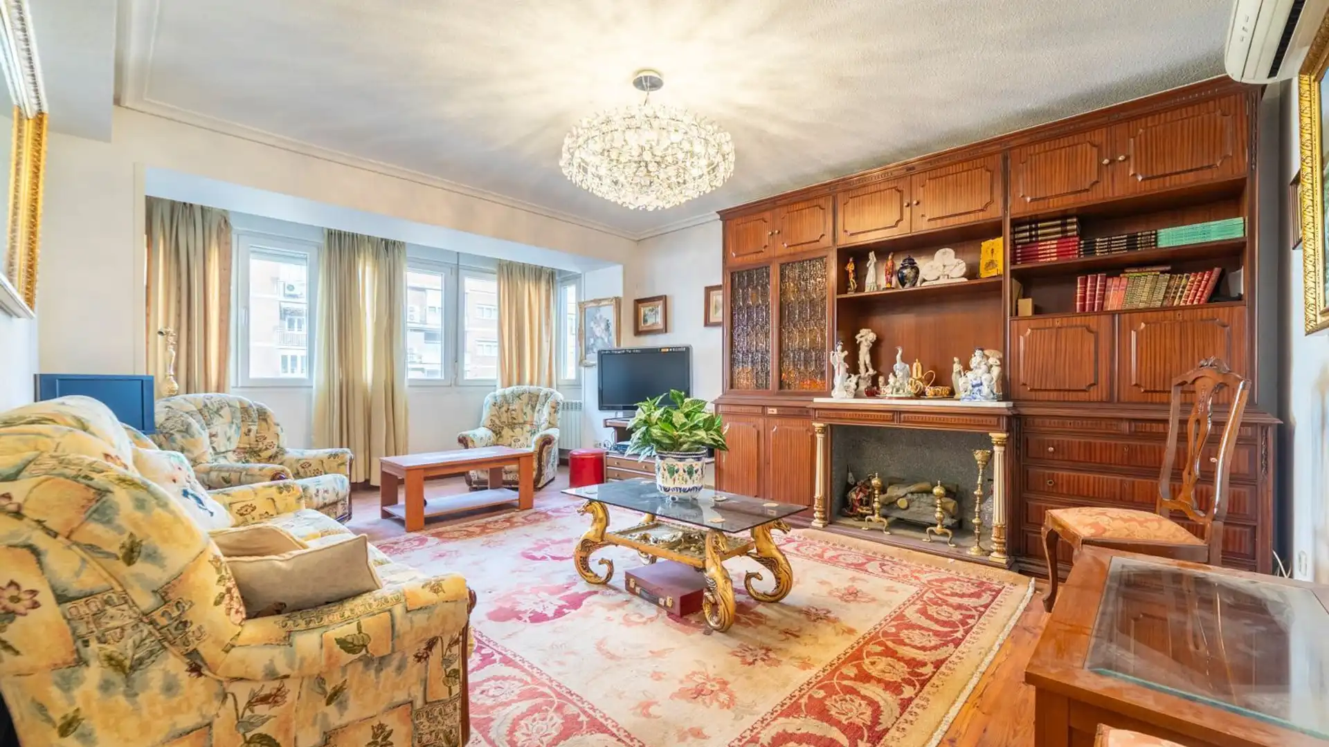 Living room of Flat for sale in  Madrid Capital  with Air Conditioner, Parquet flooring and Storage room