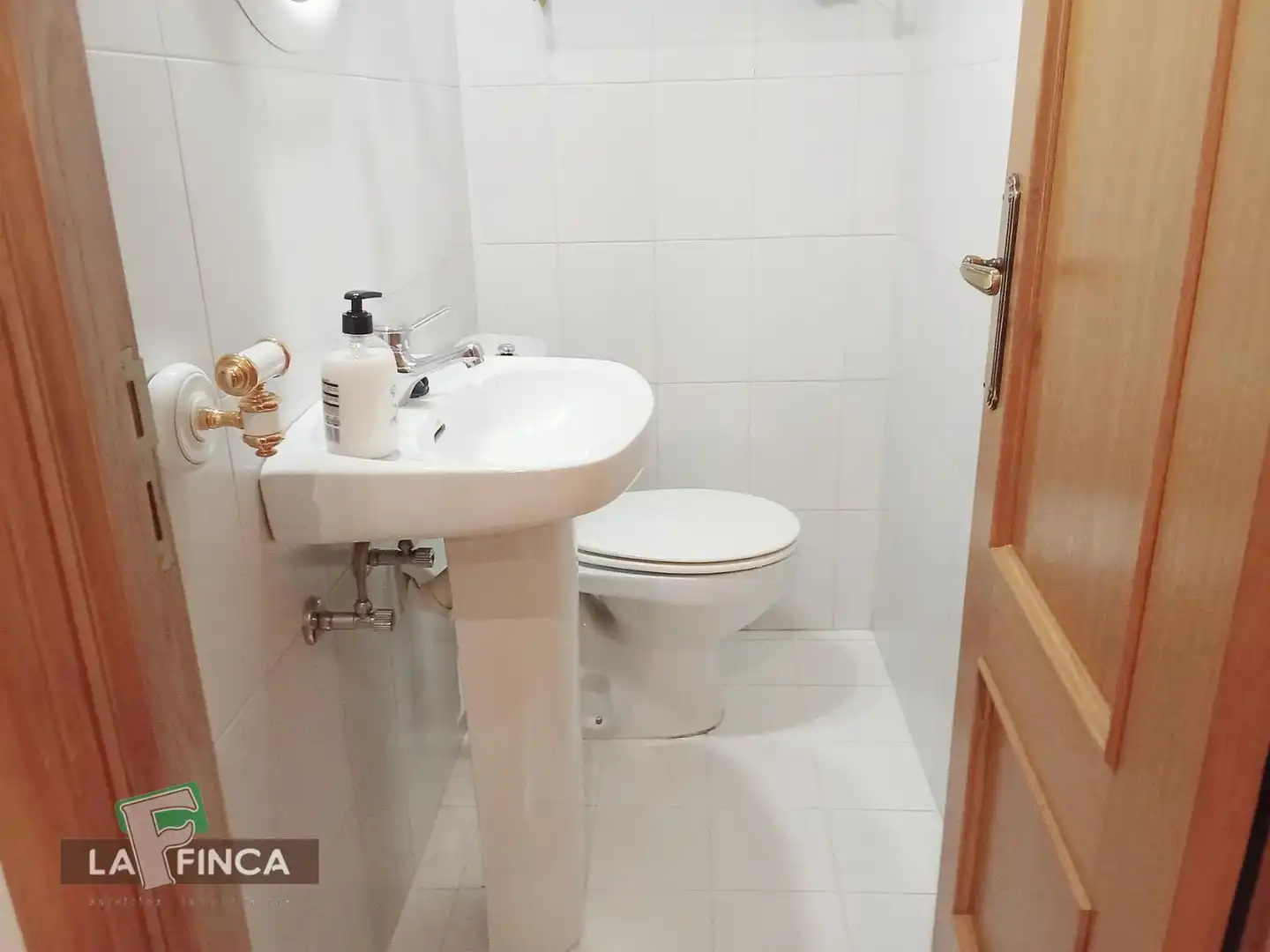 Bathroom of Flat for sale in Oviedo   with Heating, Parquet flooring and Furnished