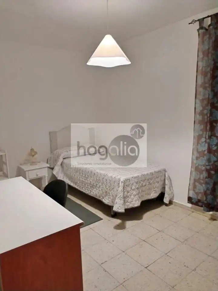 Schlafzimmer von Wohnung zur Miete in Sevilla mit Klimaanlage, Terrasse und Möbliert