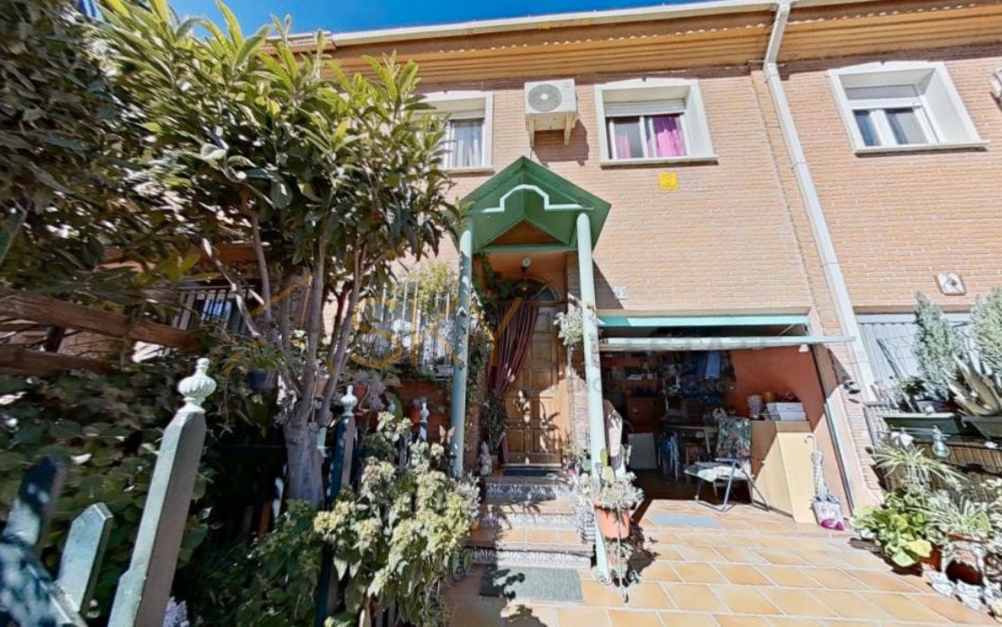 Vista exterior de Casa adosada en venda en Azuqueca de Henares amb Calefacció, Terrassa i Moblat