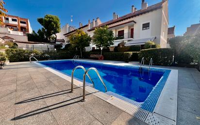 Piscina de Dúplex en venda en Navalcarnero amb Aire condicionat, Terrassa i Balcó