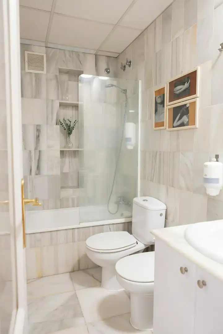 Bathroom of Flat for rent in Valencia  with Air Conditioner, Heating and Furnished