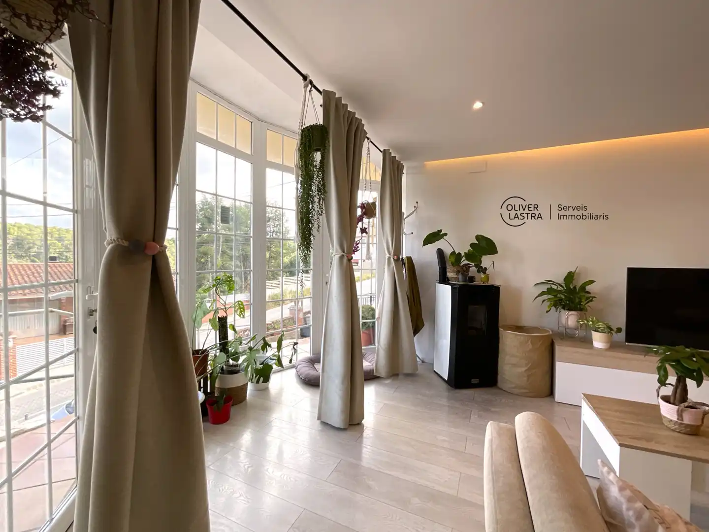 Sala de estar de Casa o chalet en venta en Corbera de Llobregat con Aire acondicionado, Jardín privado y Parquet