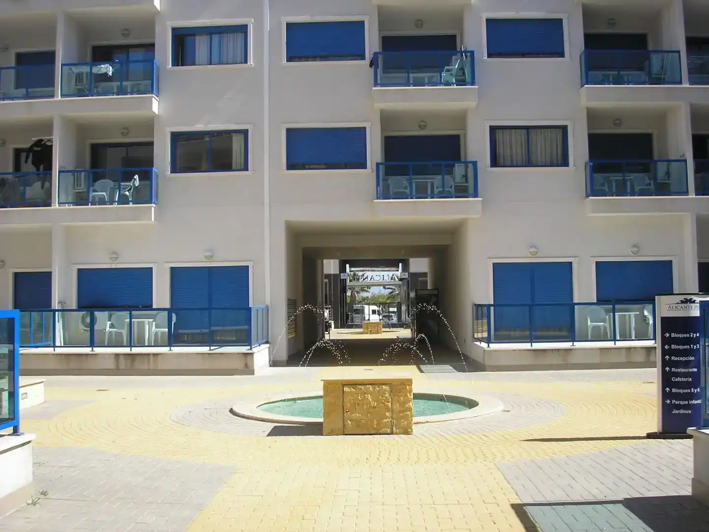 Vista exterior de Apartament en venda en Alicante / Alacant amb Aire condicionat, Piscina i Balcó