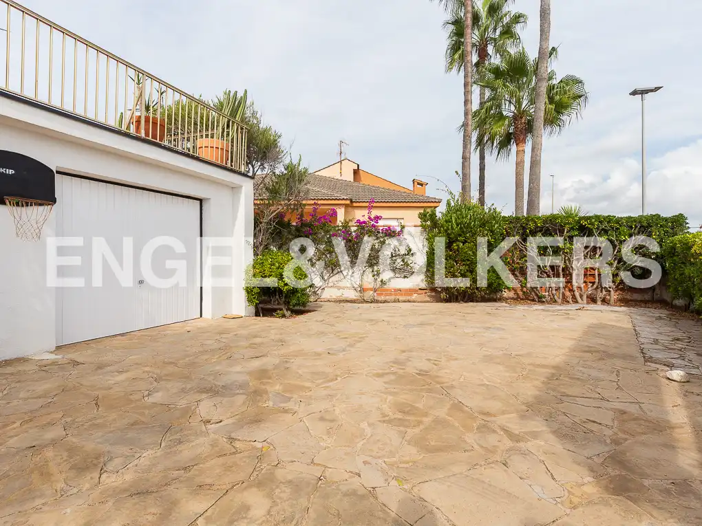 Vista exterior de Casa o xalet en venda en Vinaròs amb Calefacció, Jardí privat i Terrassa