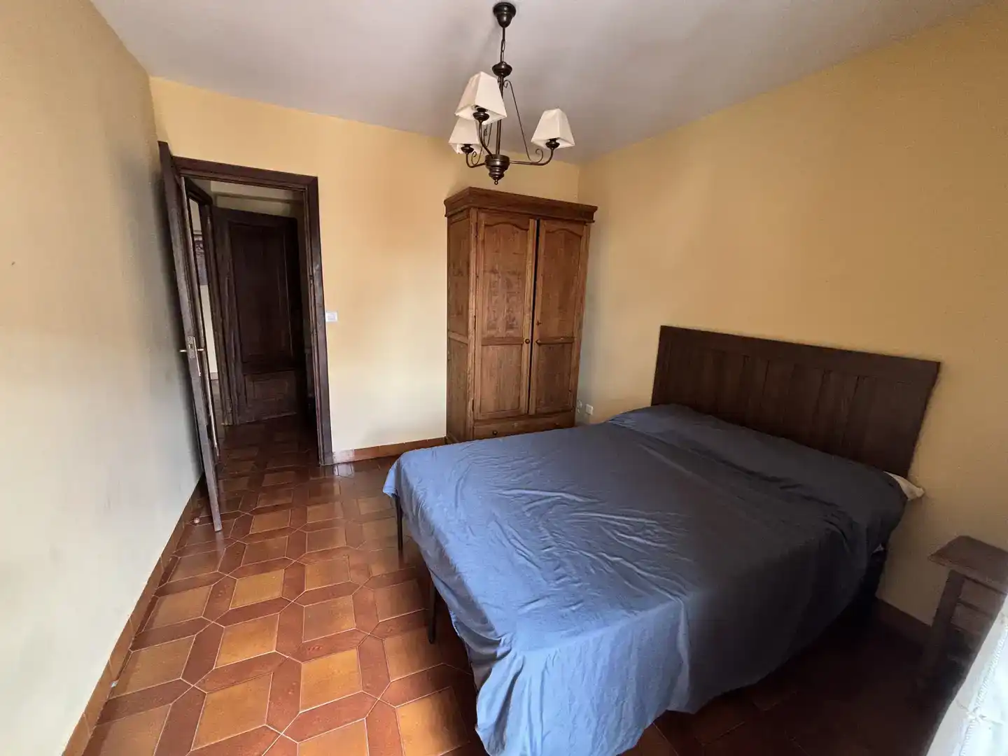 Schlafzimmer von Wohnung zur Miete in Trujillo mit Klimaanlage, Parkett und Möbliert