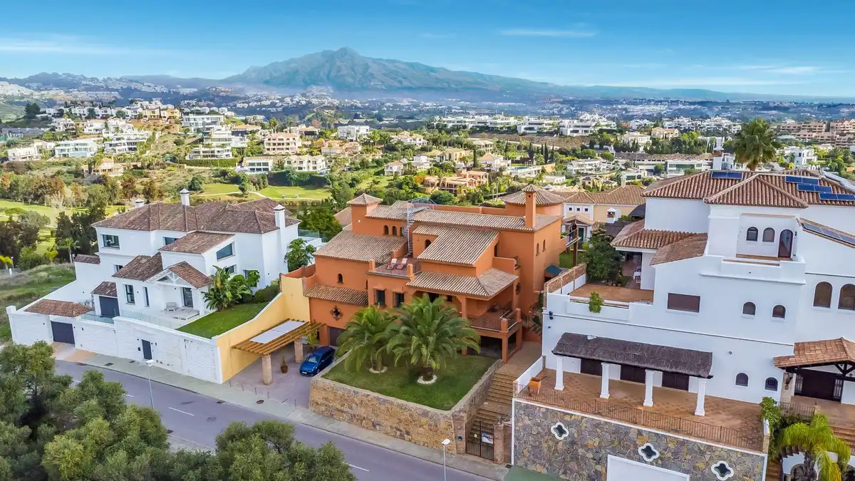 Chalet con piscina en venta en Calle Benahavis, imagen 2