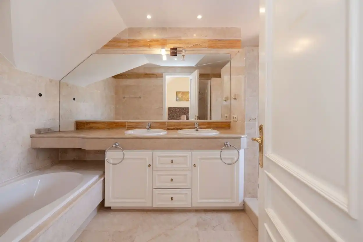 Badezimmer von Dachboden zum Verkauf in Marbella mit Klimaanlage, Heizung und Terrasse