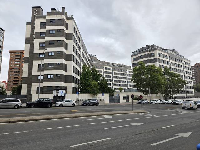 Garaje en Alquiler en Calle de Carlos y Guillermo Fernández Shaw, 1 en Adelfas