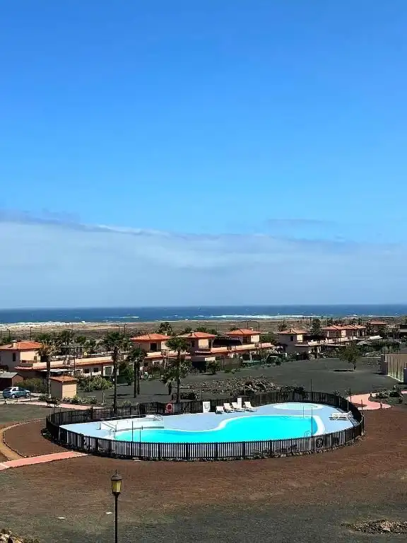 Vista exterior de Casa o xalet en venda en La Oliva amb Jardí privat i Piscina comunitària