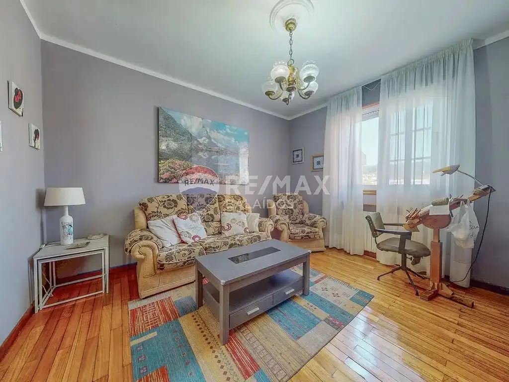 Sala d'estar de Casa o xalet en venda en Cangas  amb Calefacció, Jardí privat i Parquet
