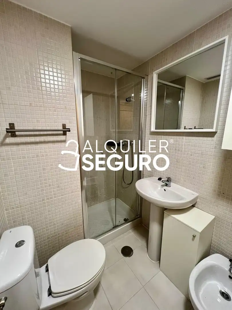 Baño de Piso de alquiler en Madrid con Aire acondicionado, Calefacción y Piscina