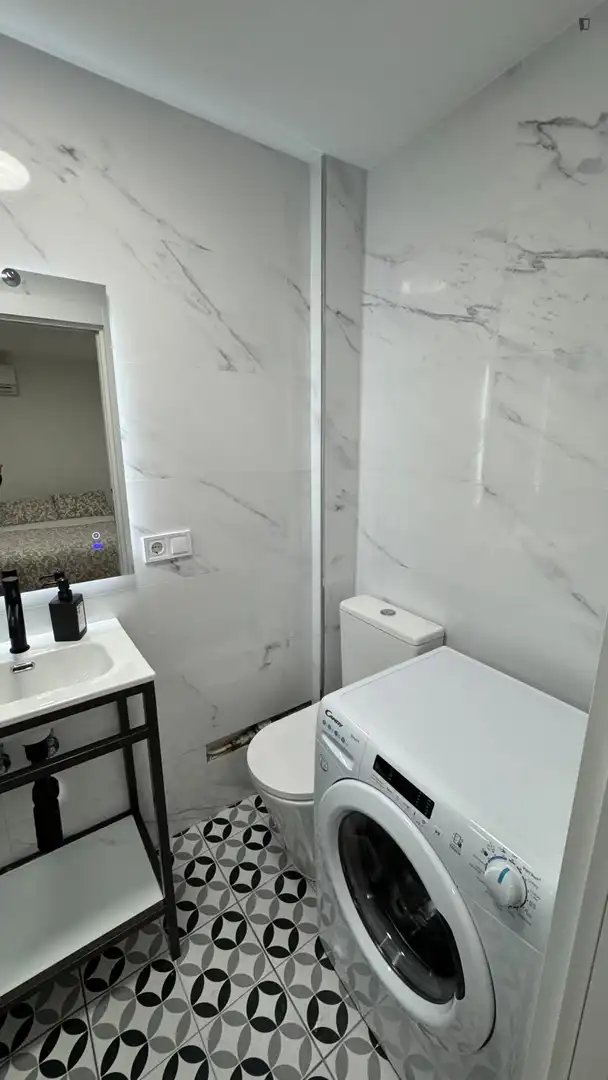 Badezimmer von Wohnung zur Miete in Madrid mit Klimaanlage, Heizung und Möbliert