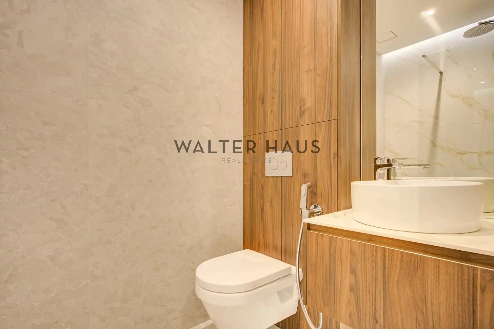 Badezimmer von Wohnung zum Verkauf in Barcelona mit Klimaanlage und Heizung