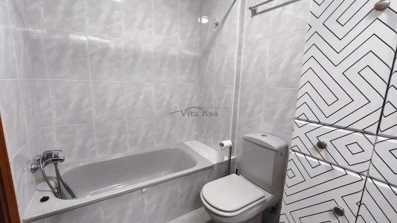 Bathroom of Flat for rent in Ourense Capital   with Heating, Parquet flooring and Storage room