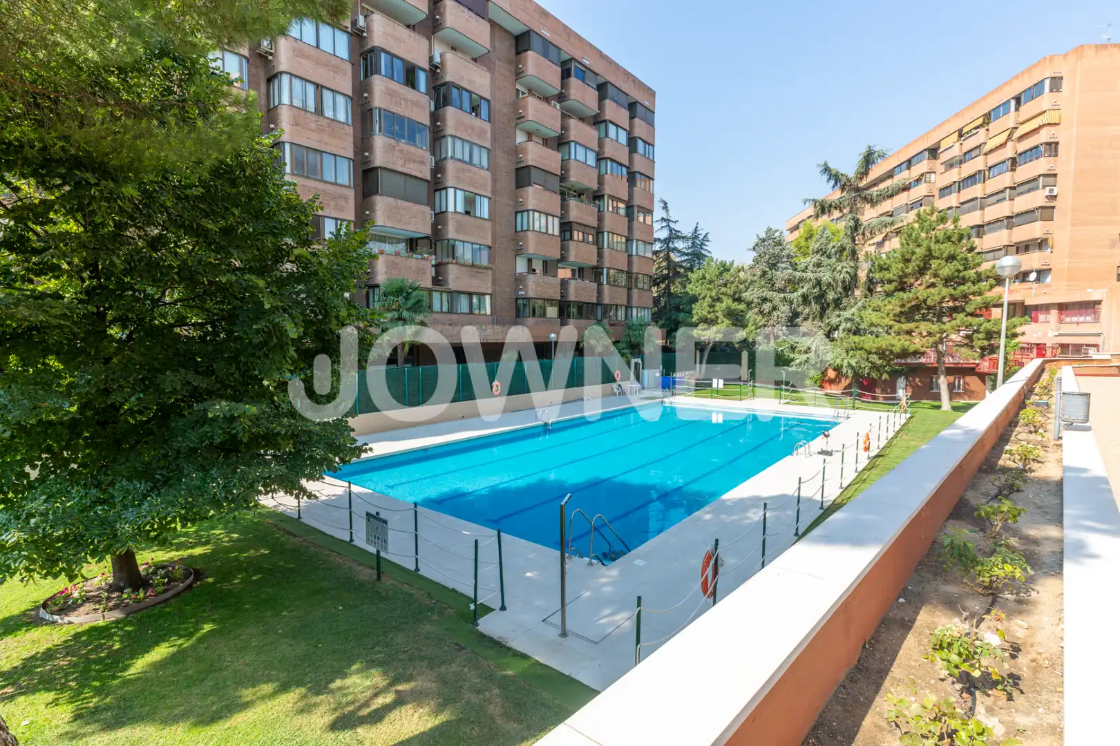 Piscina de Pis de lloguer en Madrid amb Aire condicionat, Calefacció i Jardí privat
