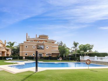 Ground floor with pool for sale in Milla de Oro