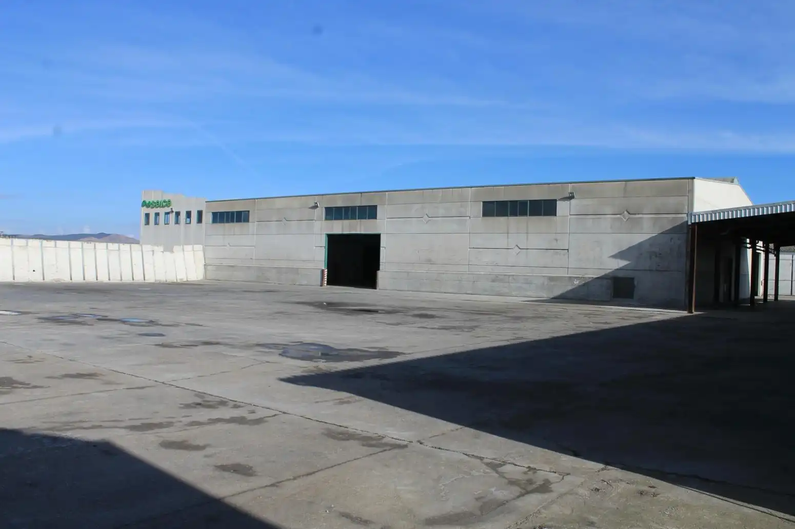 Vista exterior de Nau industrial de lloguer en Viana