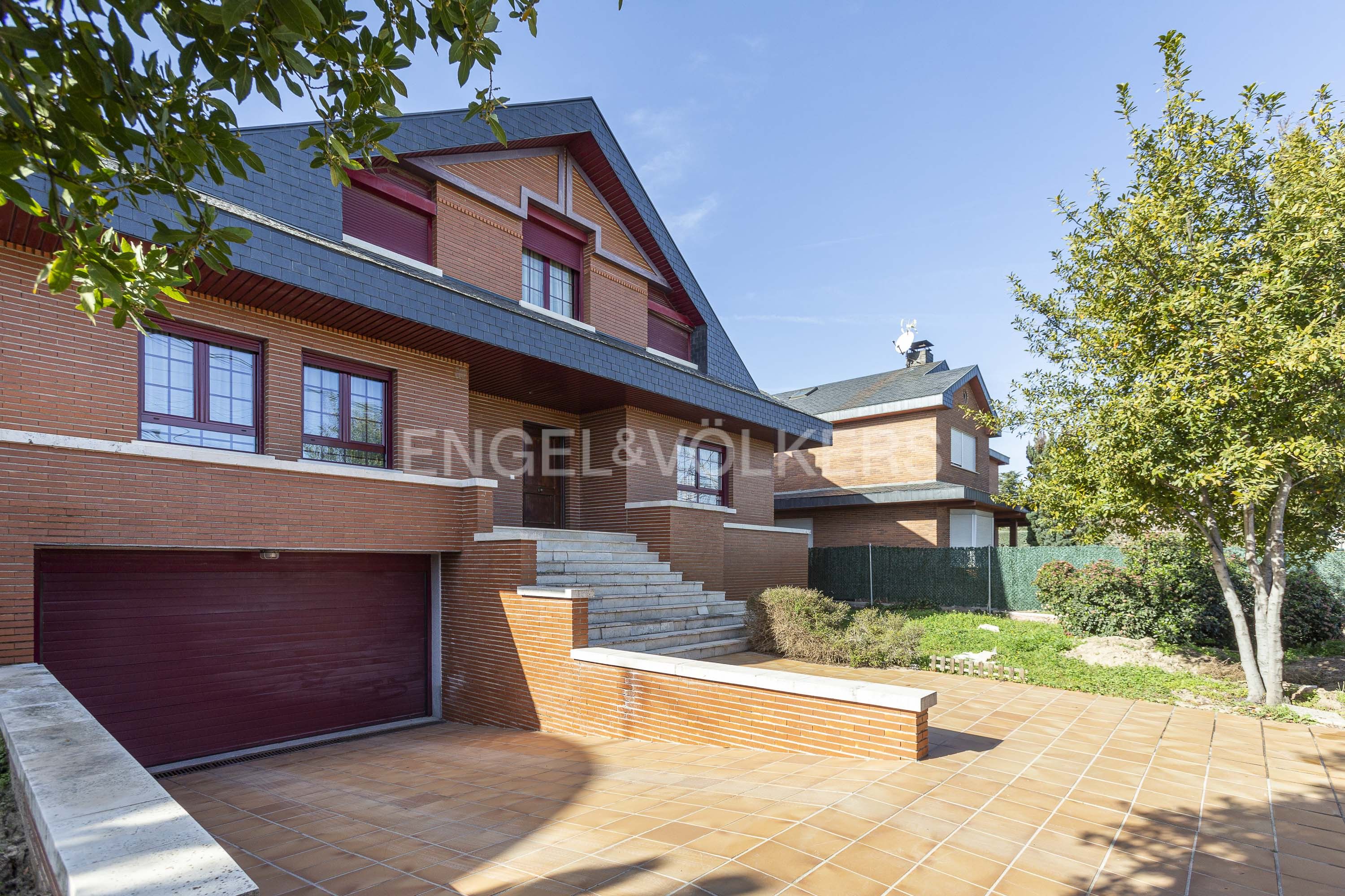 Vista exterior de Casa o xalet de lloguer en Pozuelo de Alarcón amb Aire condicionat, Calefacció i Jardí privat