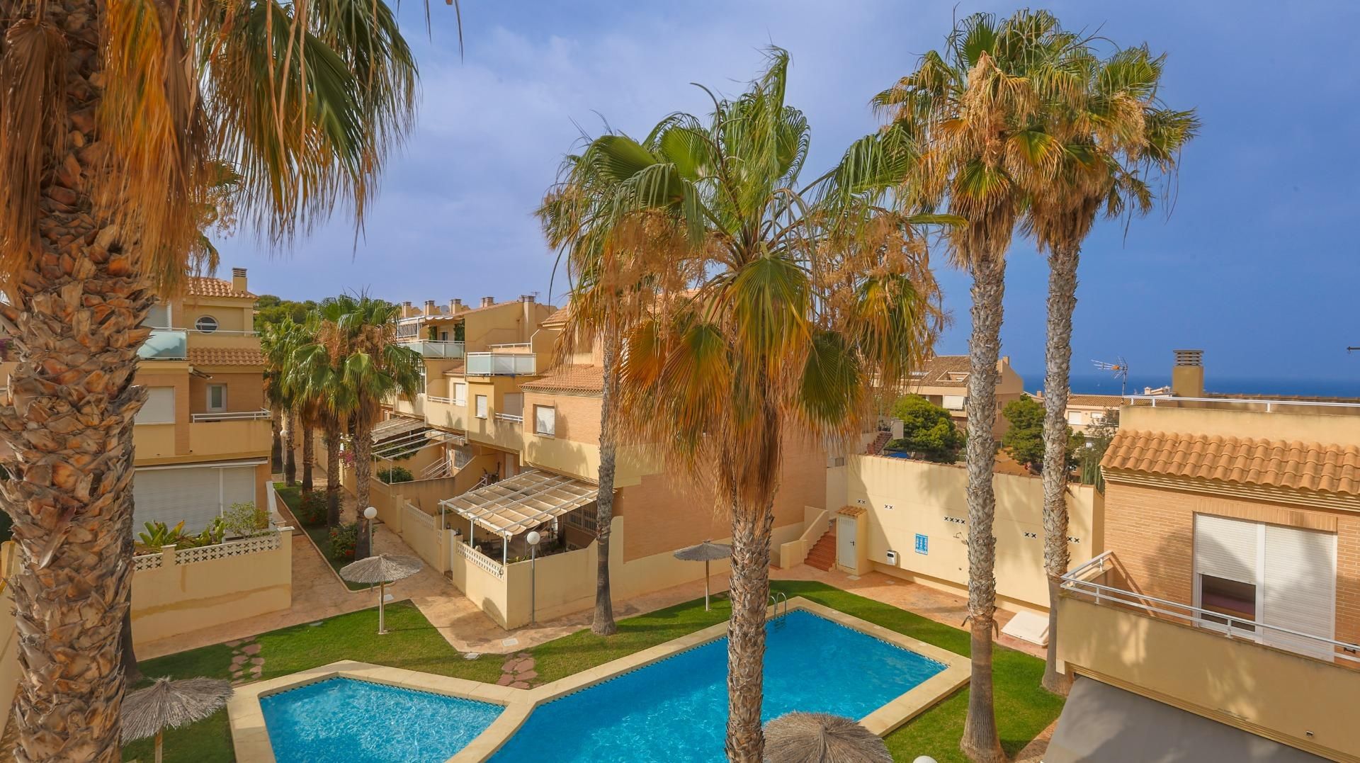 Vista exterior de Casa adosada en venda en Alicante / Alacant amb Calefacció, Jardí privat i Terrassa