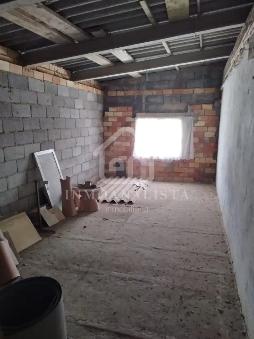 Houses for sale in Requena  with Air Conditioner, Terrace and Storage room