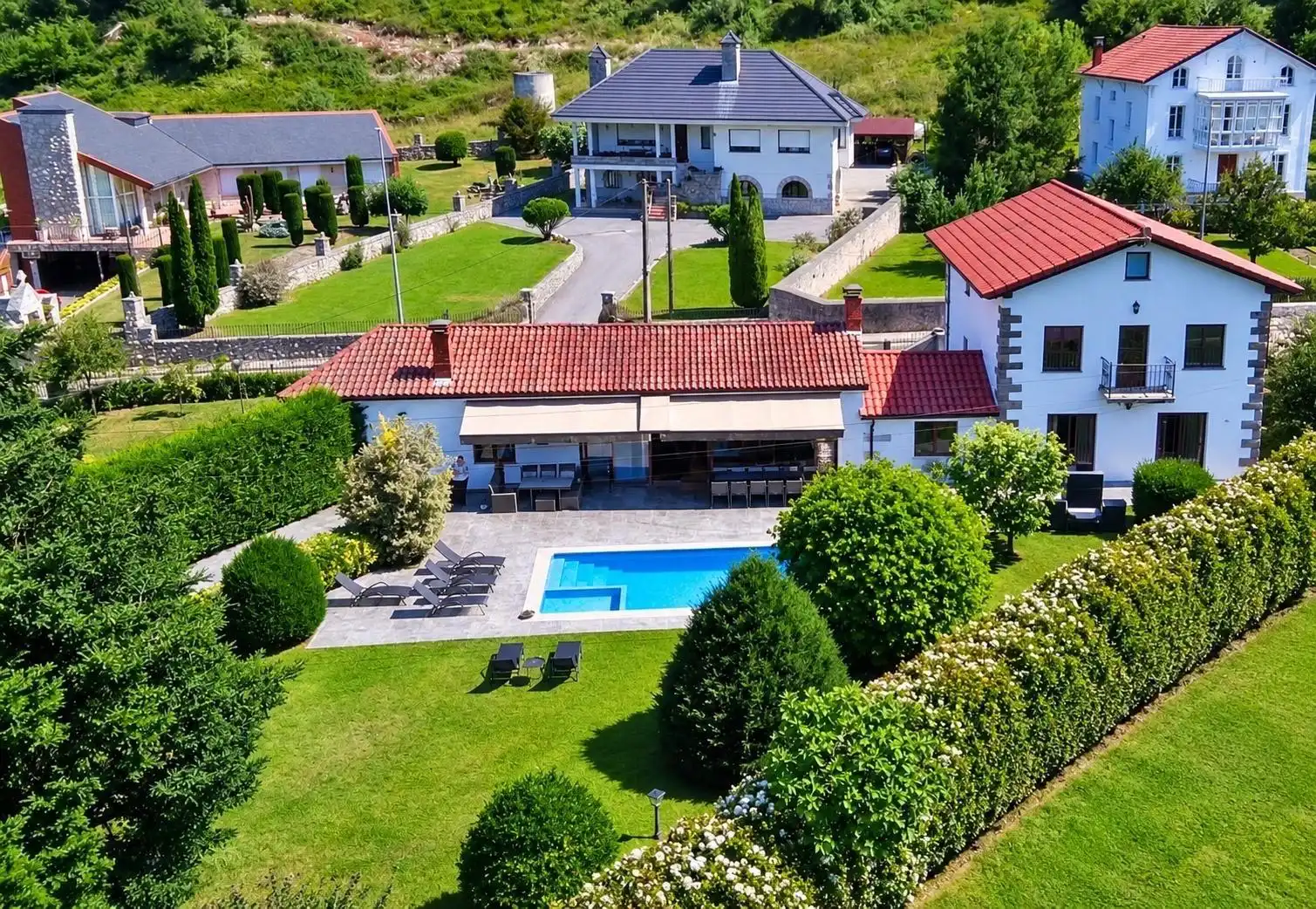 Casa amb terrassa en venda a Calle Av. Alisas