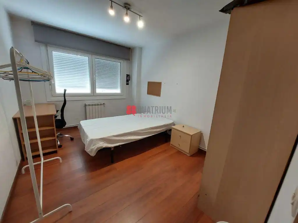 Schlafzimmer von Wohnung zur Miete in Santiago de Compostela  mit Parkett und Möbliert