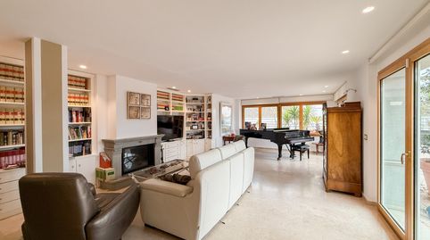 Te presentamos este exclusivo ático en venta en el corazón de Águilas, ubicado en la mismísima Glorieta, una de las localizaciones