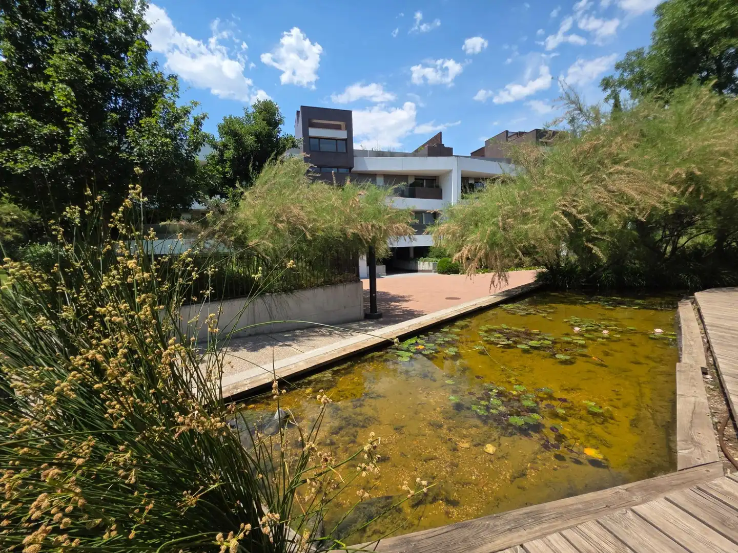 Vista exterior de Àtic en venda en Pozuelo de Alarcón amb Calefacció, Jardí privat i Terrassa