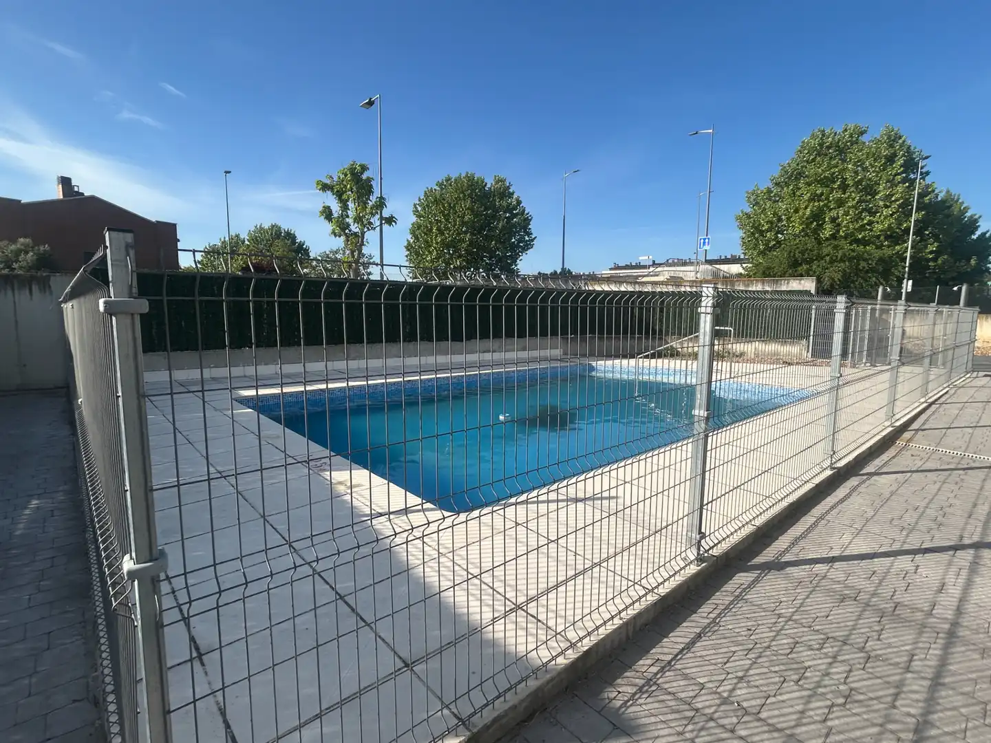 Schwimmbecken von Einfamilien-Reihenhaus zum Verkauf in Arroyo de la Encomienda mit Heizung, Terrasse und Abstellraum