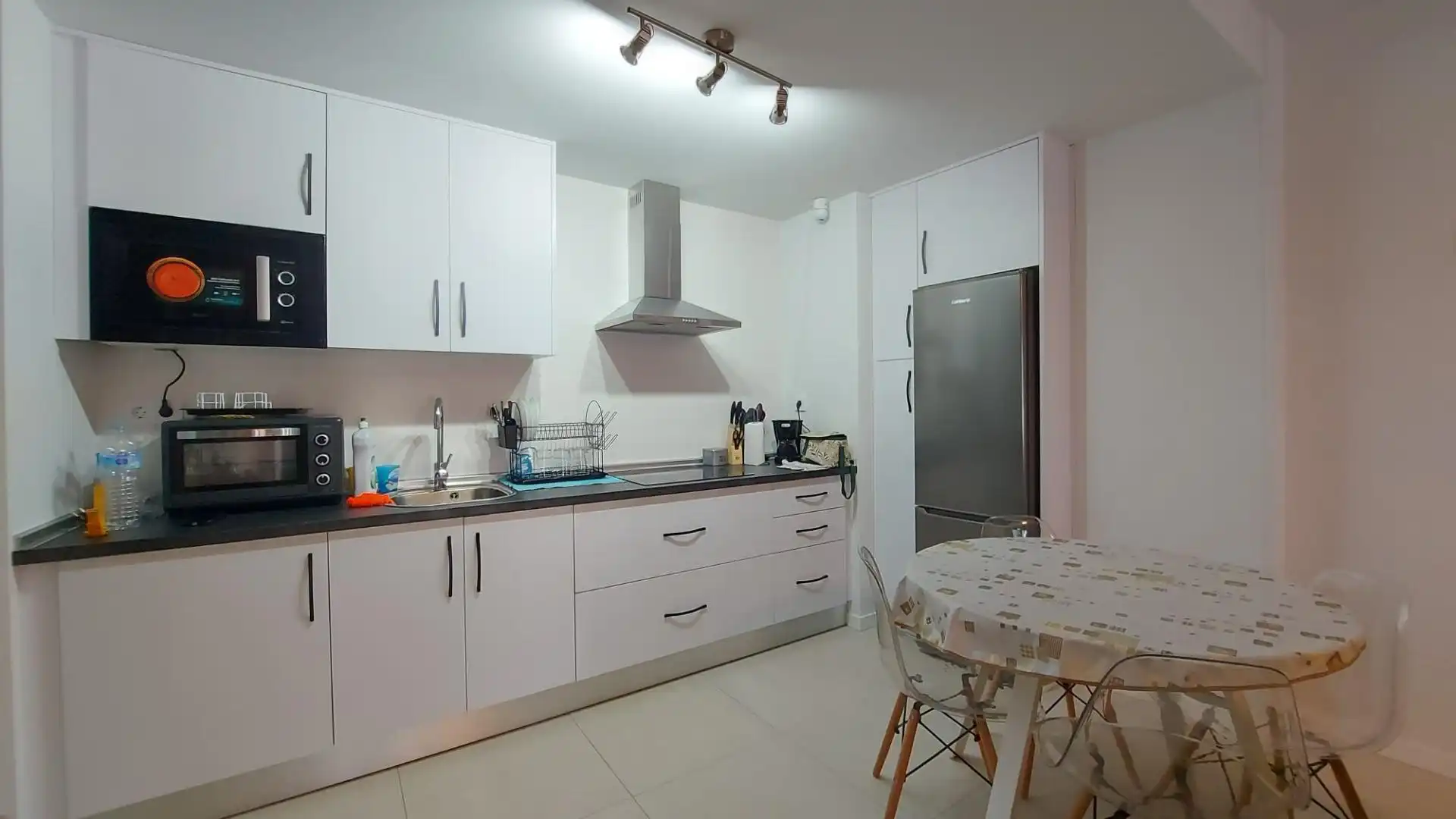 Cuina de Apartament de lloguer en El Ejido amb Aire condicionat, Terrassa i Moblat