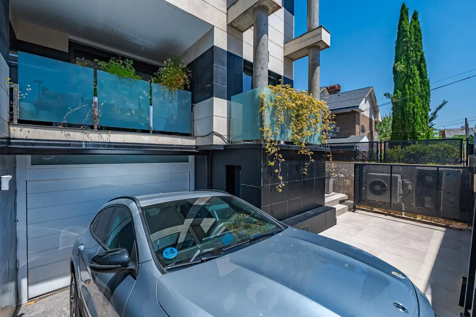 Vista exterior de Casa adosada en venta en Pozuelo de Alarcón con Aire acondicionado, Calefacción y Piscina