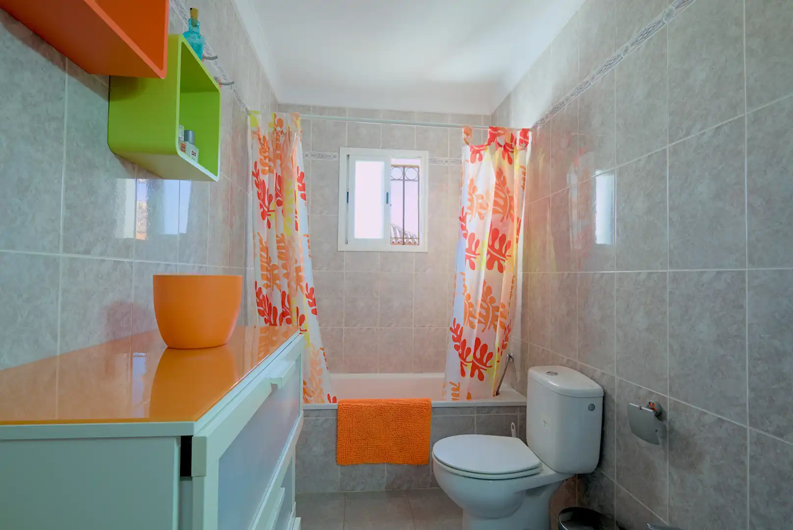 Bathroom of Houses for sale in Vélez-Málaga  with Air Conditioner, Swimming Pool and Furnished
