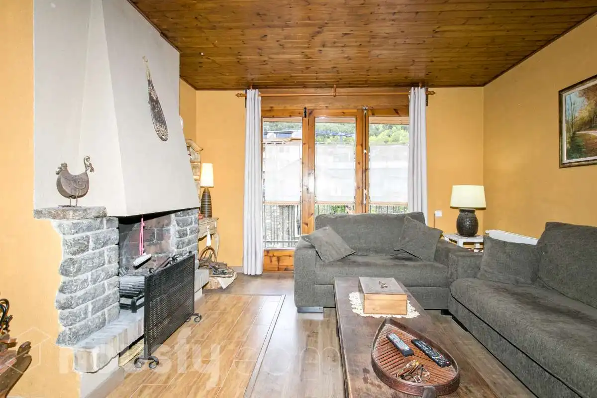 Living room of Flat for sale in Alp  with Air Conditioner, Heating and Terrace