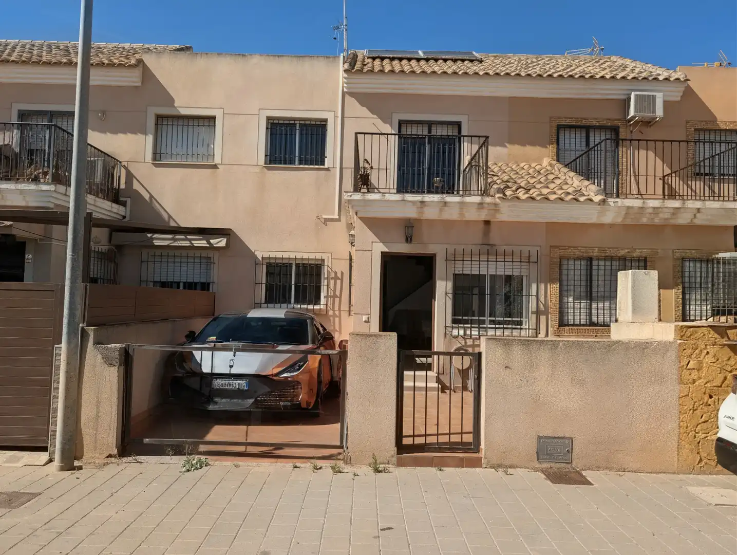 Vista exterior de Casa adosada en venda en Cartagena amb Jardí privat, Terrassa i Moblat